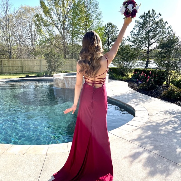 Burgundy Prom dress. Worn once. Excellent condition! Size small - Picture 4 of 4